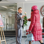 Жінок, які прийшли в міську раду напередодні свята, працівники мерії вітали трояндами