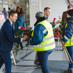 Жінок, які прийшли в міську раду напередодні свята, працівники мерії вітали трояндами