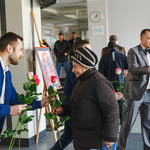 Жінок, які прийшли в міську раду напередодні свята, працівники мерії вітали трояндами
