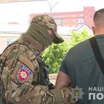 В центрі Вінниці затримали злочинну групу, яка у фермера вимагала 240 тисяч доларів США за неіснуючий борг