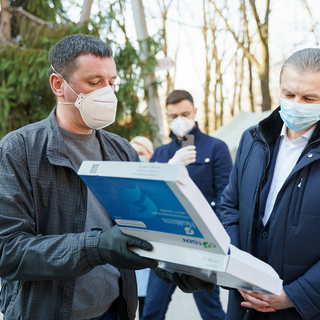 Представники фонду «СтопВірус» передали до міської клінічної лікарні №1 засоби захисту та медикаменти