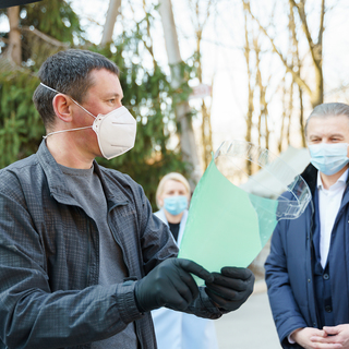 Представники фонду «СтопВірус» передали до міської клінічної лікарні №1 засоби захисту та медикаменти