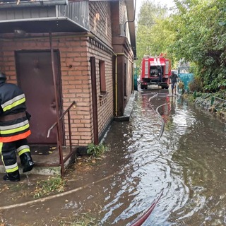 Вінницькі рятувальники відкачують воду з підтоплених будинків та прибирають повалені дерева