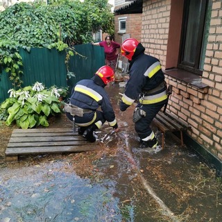 Вінницькі рятувальники відкачують воду з підтоплених будинків та прибирають повалені дерева